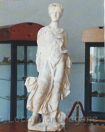 Statua di Apollo Musagete conservata presso il Museo civico di Mondragone2.jpg